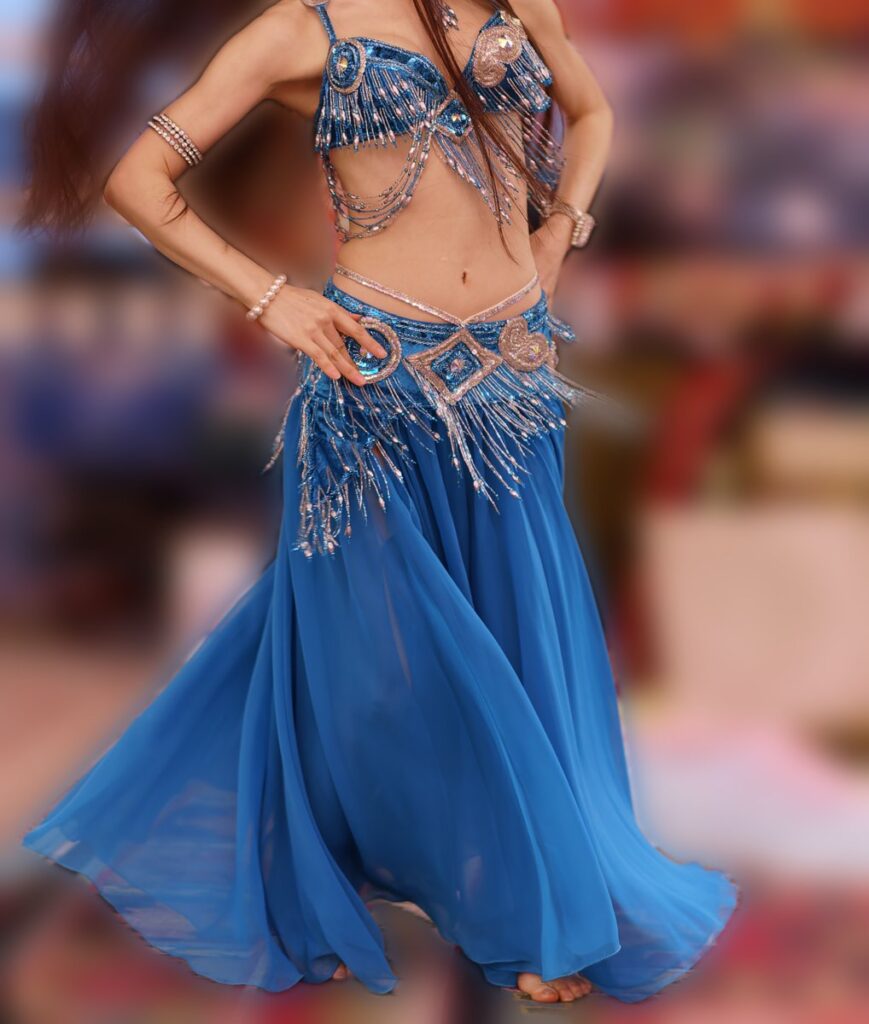 青い衣装で踊るベリーダンサー
